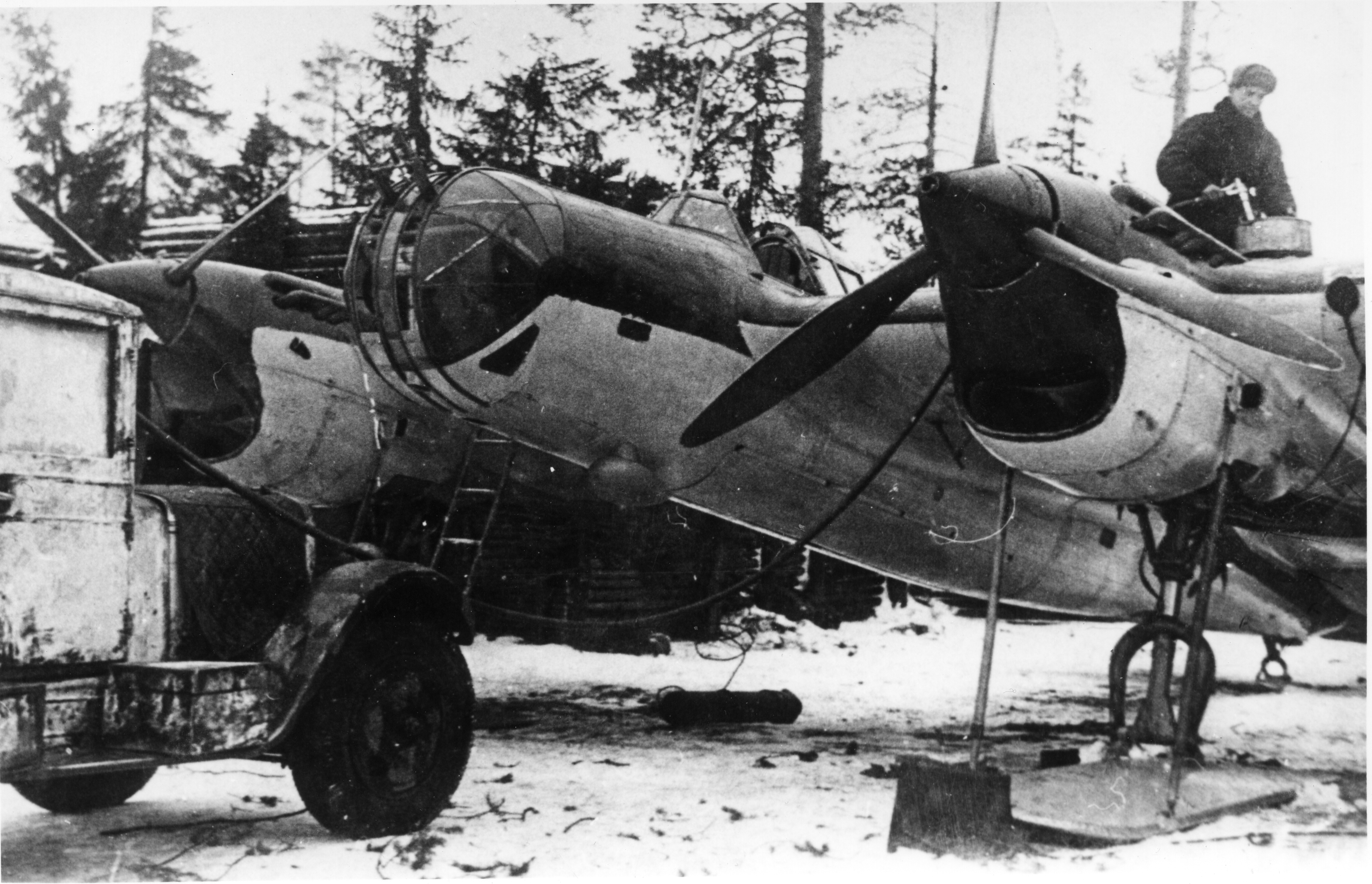 Kaksimoottorinen keskiraskas Tupolev SB-2 pommikone.